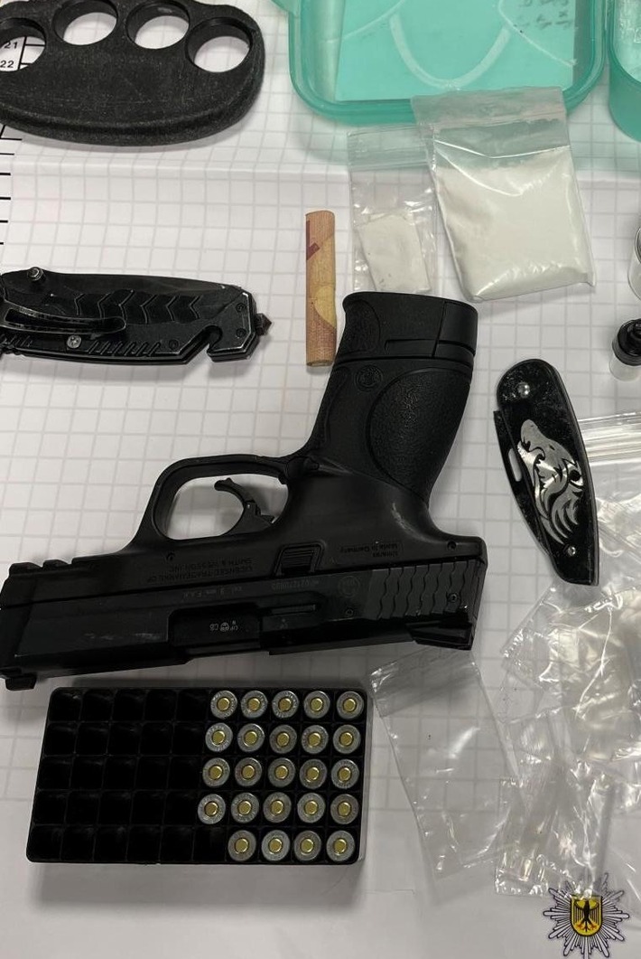 BPOL NRW: Mit Messer, Schlagring und Pistole - Bundespolizei nimmt mutmaßlichen Drogendealer fest
