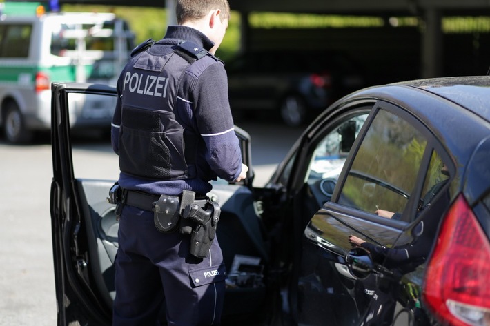 POL-ME: Polizei kontrolliert mutmaßlichen Dealer - Velbert - 2210048