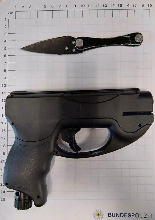 BPOL NRW: Druckluftwaffe und Messer im Rucksack - Bundespolizei beschlagnahmt gefährliche Gegenstände im Dortmunder Hauptbahnhof