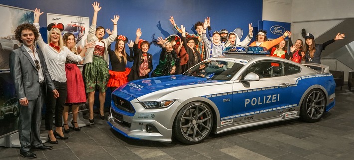 Mit 421 Pferdestärken verstärkt ein Ford Mustang im Polizei-Ornat den Kölner Rosenmontagszug
