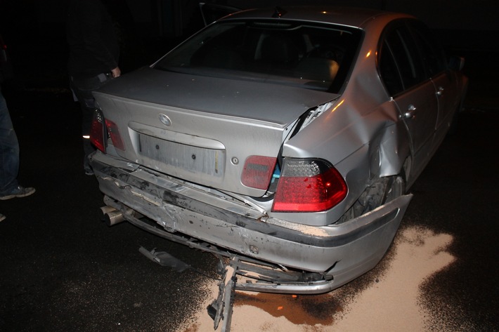 POL-DU: Bruckhausen: Drei Autos und ein Baum durch Unfall beschädigt