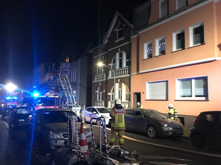 FW-BOT: Kellerbrand auf der Neustraße, Eine Person über Drehleiter in Sicherheit gebracht