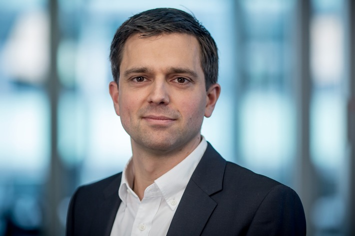 Die Deutsche Presse-Agentur dpa beruft Louis Posern zum 1. Januar 2021 als neuen Leiter der Politikredaktion. Der 43-Jährige führt derzeit noch die Wirtschaftsredaktion von Deutschlands größter Nachrichtenagentur. Im Politikressort folgt Posern auf Henning Otte (46), der nach fünf Jahren als Redaktionsleiter neuer landespolitischer Korrespondent der dpa in seiner Heimatstadt Stuttgart wird. / Weiterer Text über ots und www.presseportal.de/nr/8218 / Die Verwendung dieses Bildes ist für redaktionelle Zwecke honorarfrei. Veröffentlichung bitte unter Quellenangabe: "obs/dpa Deutsche Presse-Agentur GmbH/Michael Kappeler"