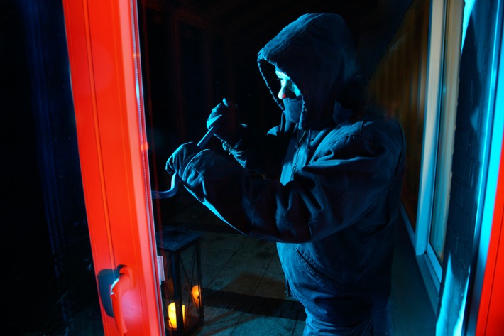 POL-ME: Bewohnerin überrascht Einbrecher: Polizei bittet um Zeugenhinweise - Mettmann - 2003004