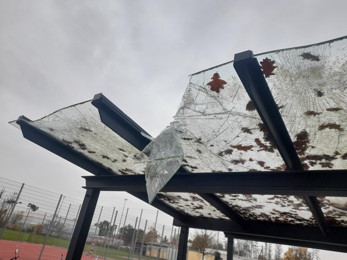 POL-PDLU: Maxdorf - Eingeschlagenes Glasdach am Gymnasium