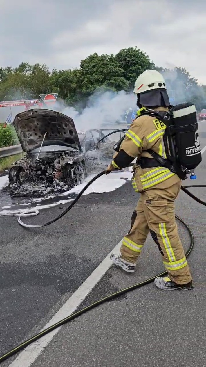 FW-OLL: Brand auf der Autobahnausfahrt: Mercedes geht in Flammen auf