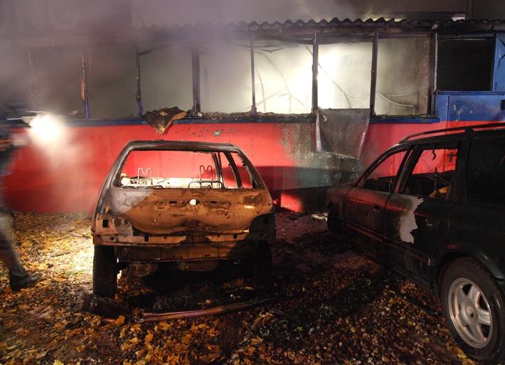 FW-E: Feuer in einem Unternehmen für Autoverwertung, 70 Einsatzkräfte vor Ort, keine Verletzten