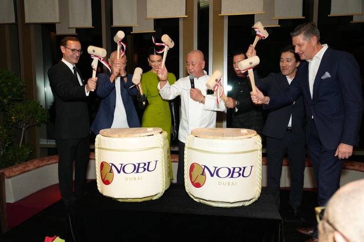 Ein Blick auf die starbesetzte Eröffnung des Nobu Dubai: Nobu Matsuhisa und Meir Teper veranstalten eine Sake-Zeremonie zur Einweihung des stilvollen neuen Restaurants