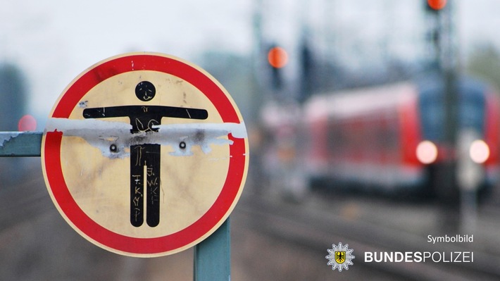 Bundespolizeidirektion München: Gefährliche Ereignisse im Bahnverkehr // Mehrere Personen im Gleis