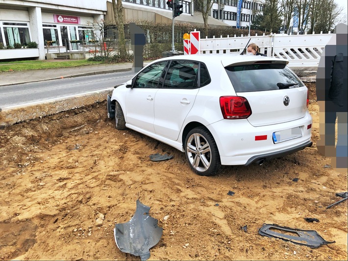 POL-ME: Seniorin verwechselt Gas- und Bremspedal - Auto landet in Baugrube - Erkrath - 2103093