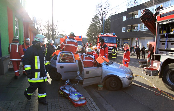 FW-E: Opel Corsa kollidiert mit Straßenbahn auf der Essener Straße, Fahrer des Opels schwer verletzt
