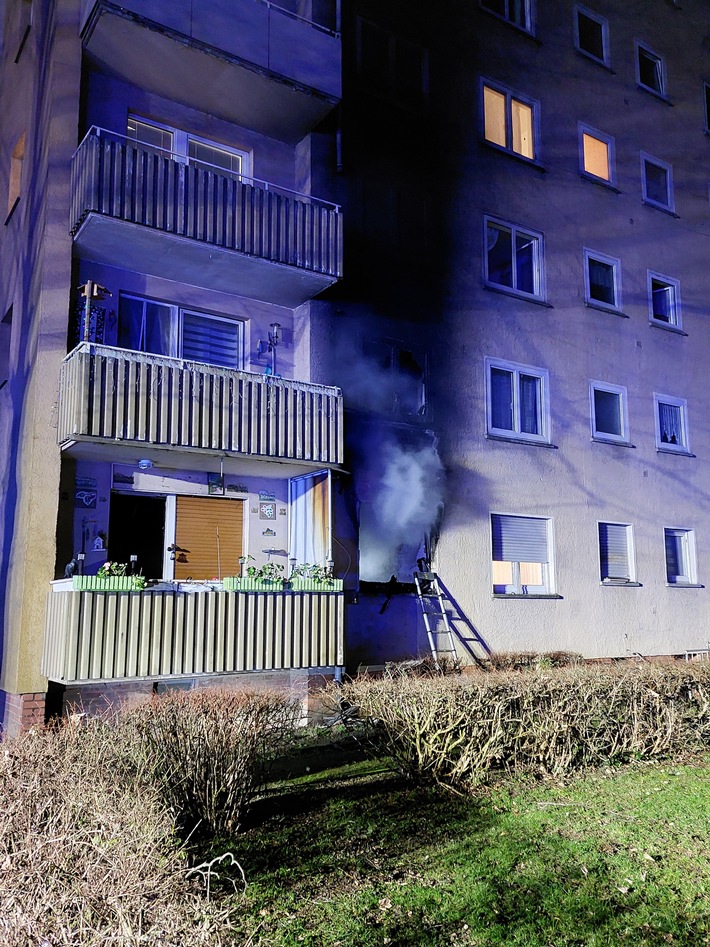 FW-F: Wohnungsbrand in Sossenheim, 22 Personen vom Rettungsdienst betreut, 5 Verletzte