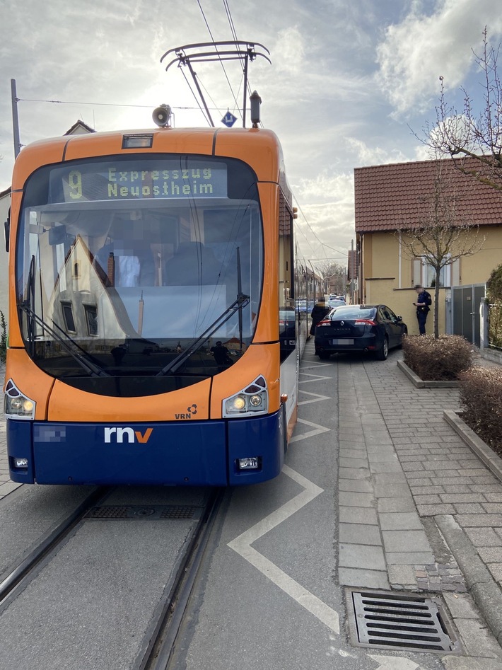 POL-PDNW: Ellerstadt - Verkehrsunfall mit Straßenbahn