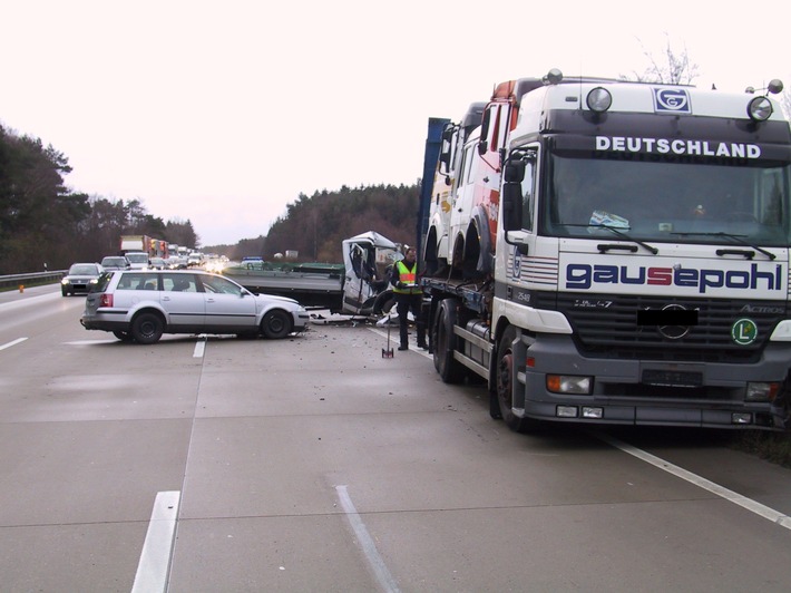 POL-WL: Lkw prallt in Mittelschutzplanke, zwei weitere Fahrzeuge fahren auf++Unbekannten aus Garage vertrieben++Beim Ausweichen geparkten Pkw beschädigt, Verursacher fuhr davon++und weitere Meldungen