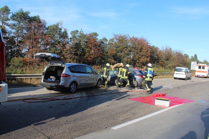 POL-PDKL: Schwerer Verkehrsunfall durch fehlerhaften Fahrstreifenwechsel - Rettungshubschrauber und Feuerwehr im Einsatz