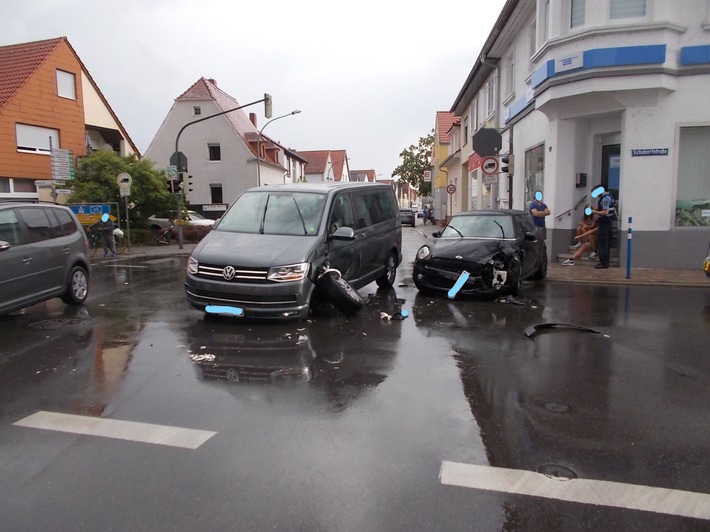 POL-PDNW: Verkehrsunfall / blockierte Kreuzung
