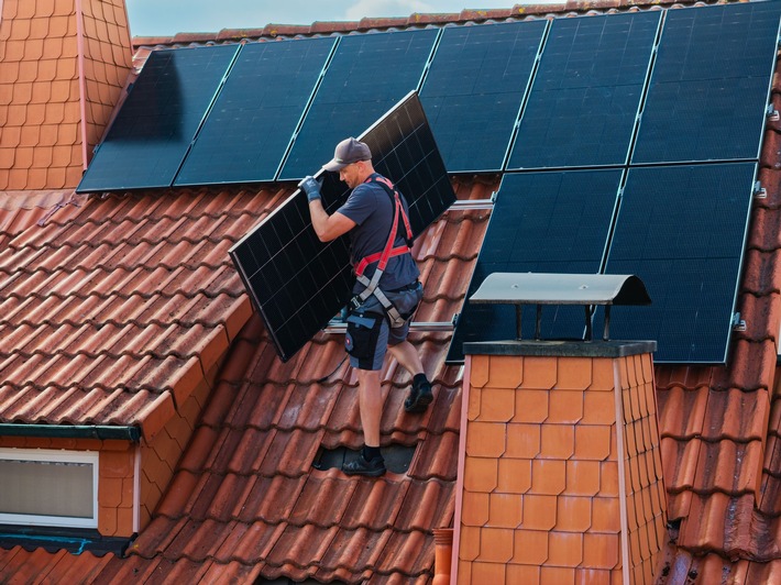 Rückenfreundliche Montage: AGR-Gütesiegel setzt neue Maßstäbe für Photovoltaik-Module