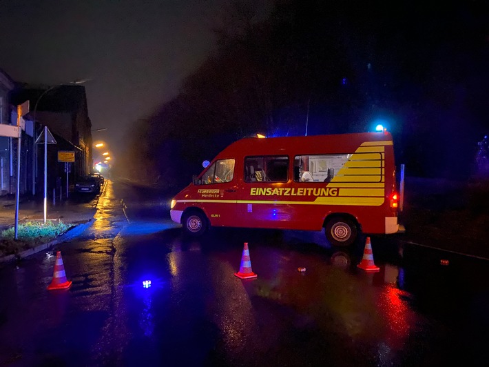 FW-EN: Unruhige Feiertage mit acht Einsätzen für die Feuerwehr - Möglicher Hangrutsch an der Straße Schede / Kaiserstraße - Lose Bauteile an der Stiftskirche