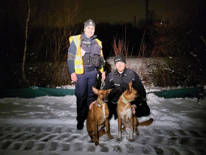 Bundespolizeidirektion München: Sportleistung erfüllt / 1:07 Stunden - 4,45 Kilometer: Einfangen zweier Hunde fordert Beamten