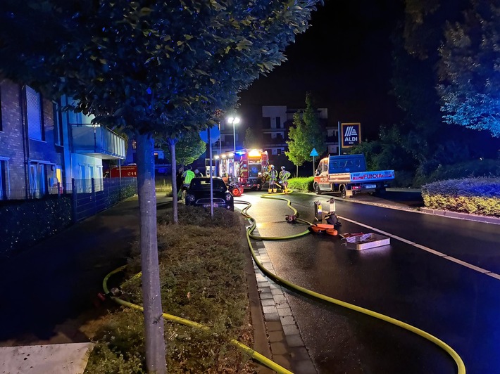 FW Grevenbroich: Verletzte nach Zimmerbrand in Altenheim in Grevenbroich