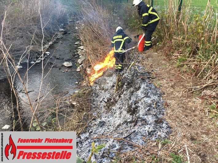 FW-PL: OT-Eiringhausen. Vermutlich unbeaufsichtigtes Lagerfeuer sorgt für Böschungsbrand.