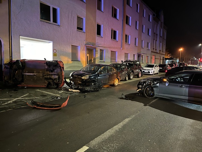 POL-BO: Schwerer Unfall in Stahlhausen: Alkoholisierter Autofahrer (30) kollidiert mit fünf geparkten Fahrzeugen