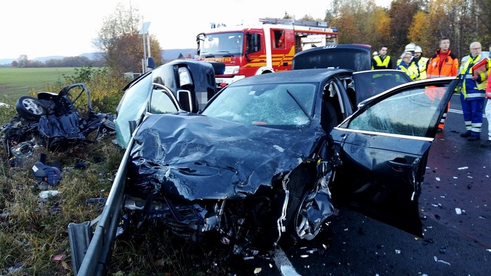 POL-HM: Folgemeldung zur Erstmitteilung "Schwerer Verkehrsunfall auf der Bundesstraße 83 - Rettungshubschrauber gelandet - Bundesstraße voll gesperrt": 48-jähriger Mann verstirbt an der Unfallstelle