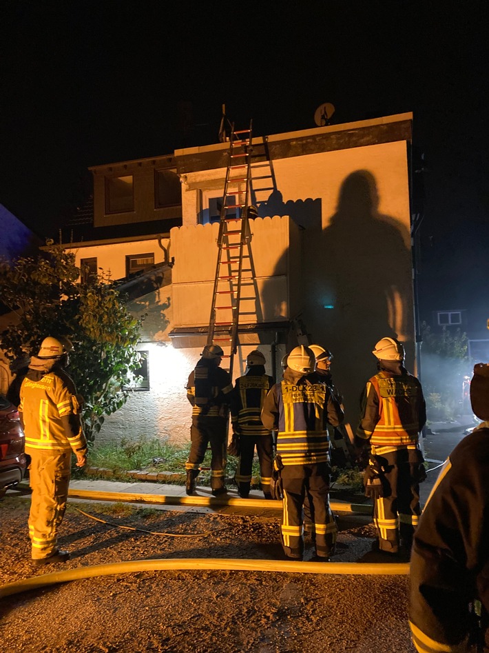 FW-EN: Brand im Gebäude - Feuerwehr bringt drei Kinder und zwei Erwachsene über Leiter in Sicherheit