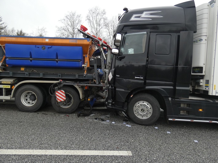 POL-CUX: Schwerer Verkehrsunfall auf der BAB27 - Fahrzeugführer und Kind leicht verletzt - stundenlange Sperrung (Lichtbild in der Anlage)