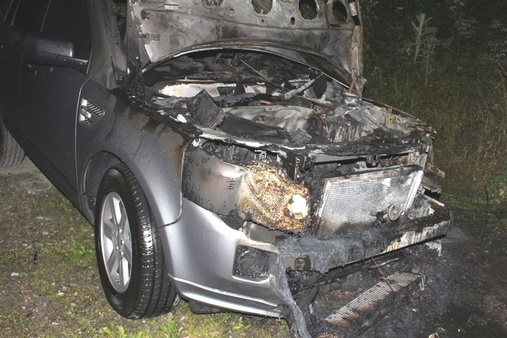 POL-HA: Brandstiftung in Hohenlimburg - Land Rover steht in Flammen