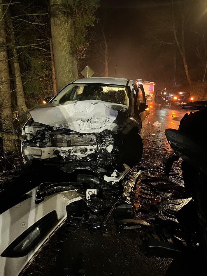 POL-GM: Verkehrsunfall fordert drei verletzte Autofahrer