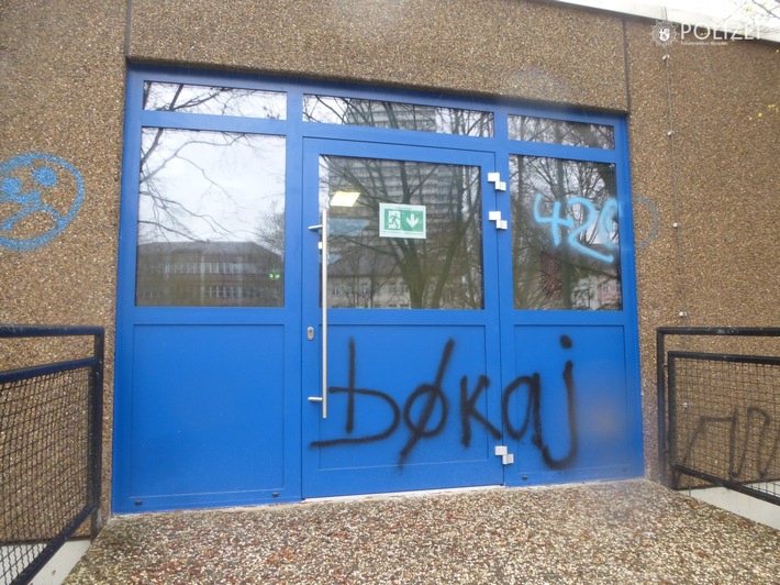 POL-PPWP: Turnhalle mit Graffiti beschmiert - Wer kann Hinweise geben?