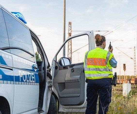 BPOL-KS: Mann erleidet Knochenbruch nach Sprung von fahrendem Güterzug