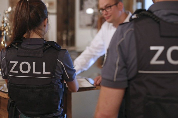 HZA-KA: Gastronom ist Wiederholungstäter / Zoll stellt bei Kontrolle erneut illegale Beschäftigung fest
