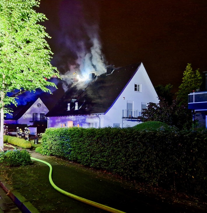FW-E: Nächtlicher Dachstuhlbrand in Essen-Bredeney