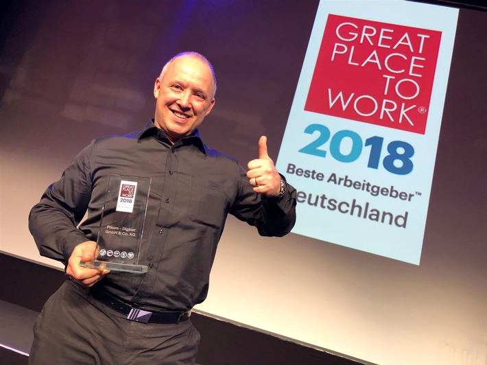 Offizielle Auszeichnung: Pixum und artboxONE zählen zu den besten Arbeitgebern Deutschlands. Daniel Attallah bei der Preisverleihung zu Great Place to Work in Berlin. Weiterer Text über ots und www.presseportal.de/nr/24663 / Die Verwendung dieses Bildes ist für redaktionelle Zwecke honorarfrei. Veröffentlichung bitte unter Quellenangabe: "obs/Pixum"