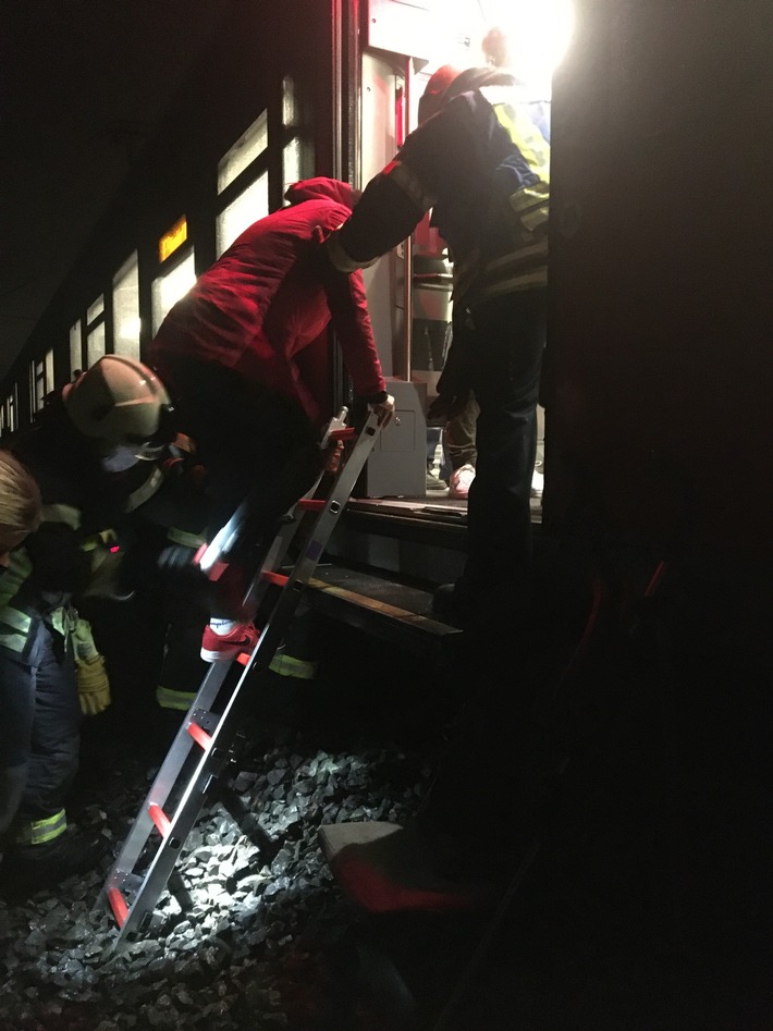 FW Dinslaken: Schwerer Verkehrsunfall am Bahnübergang