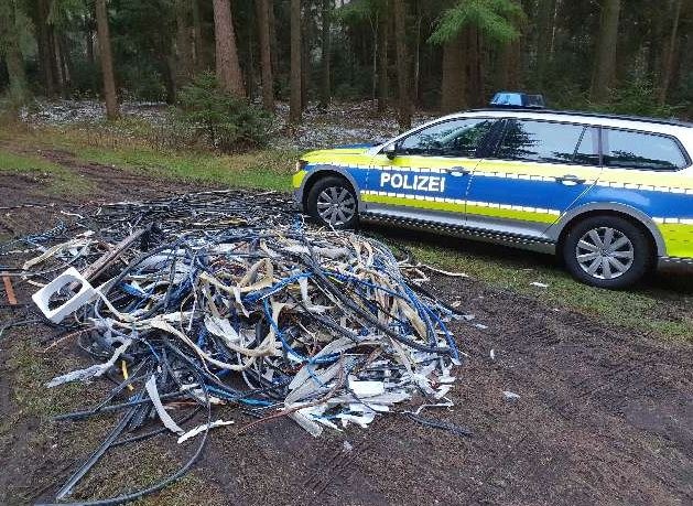 POL-VER: ++ Unbekannter verletzt 43-Jährigen mit Messer - Zeugen gesucht ++ Illegale Müllablagerung - Polizei sucht Zeugen (Foto) ++ Aufmerksame Frau stoppt Taschendieb ++ Anhänger entwendet ++