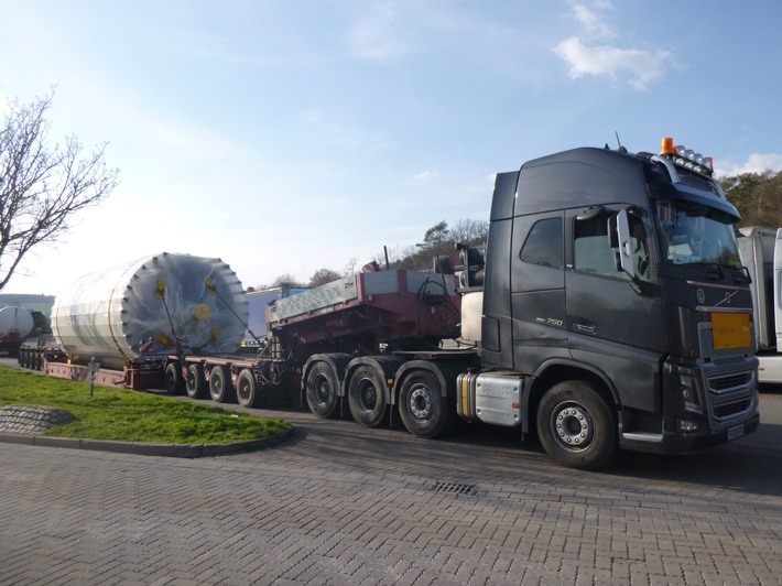 POL-KS: Polizisten stoppen ungenehmigten Schwertransport mit 80 Tonnen Ladung