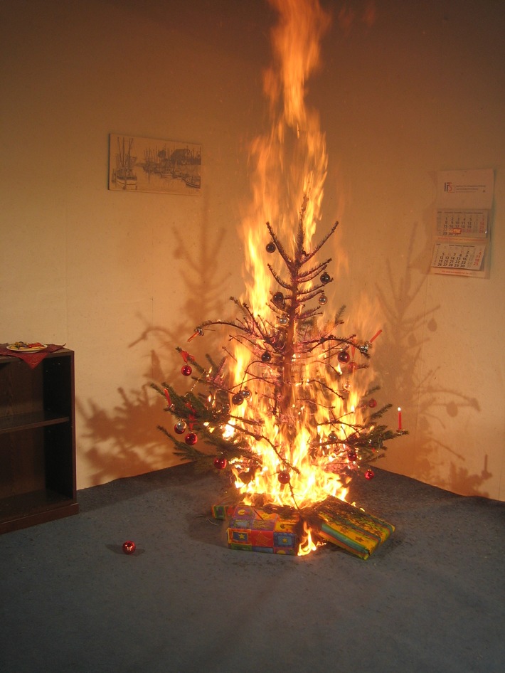 FW-LFVSH: Feuerwehreinsätze wegen brennender Weihnachtsbäume