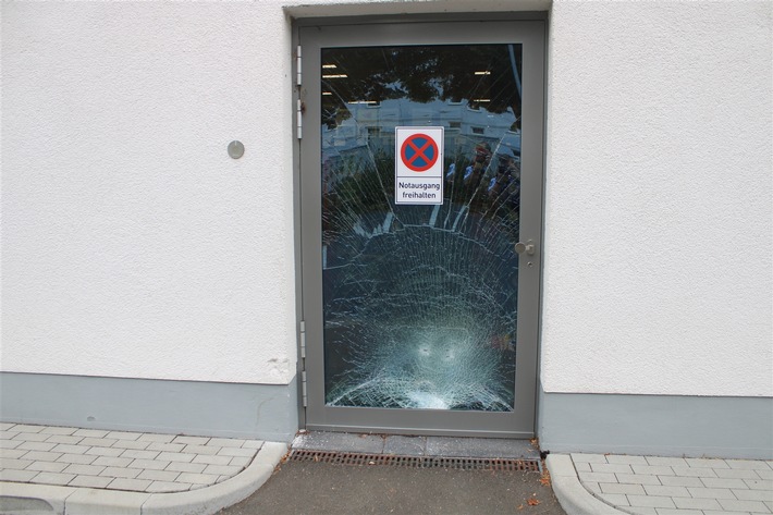 POL-DN: Mit dem Auto in den Supermarkt