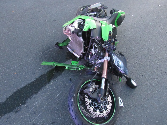 POL-ME: Verdacht des illegalen Rennens: 30-jähriger Motorradfahrer nach Verkehrsunfall leicht verletzt - Hilden - 2210043