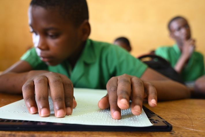 Welt-Braille-Tag: Blindenschrift eröffnet die Welt / Christoffel-Blindenmission zeigt auf, wie Braille Leben verändert