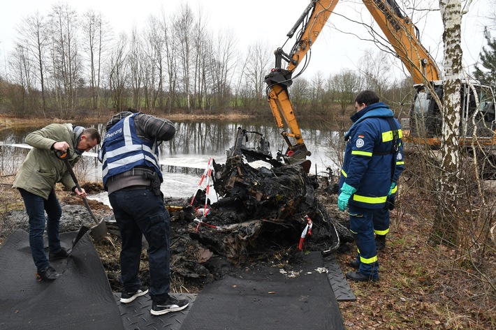 POL-CUX: PKW Bergung in Lunestedt - Überreste können aus dem See geborgen werden - derzeit keine Hinweise auf eine Straftat (Lichtbilder in der Anlage)