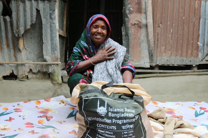 Bildunterschrift: Warme Kleidung kann für Menschen wie Jelekha (Foto) und Rajuma aus Bangladesch im Winter lebensrettend sein. / Weiterer Text über ots und www.presseportal.de/nr/50131 / Die Verwendung dieses Bildes für redaktionelle Zwecke ist unter Beachtung aller mitgeteilten Nutzungsbedingungen zulässig und dann auch honorarfrei. Veröffentlichung ausschließlich mit Bildrechte-Hinweis.