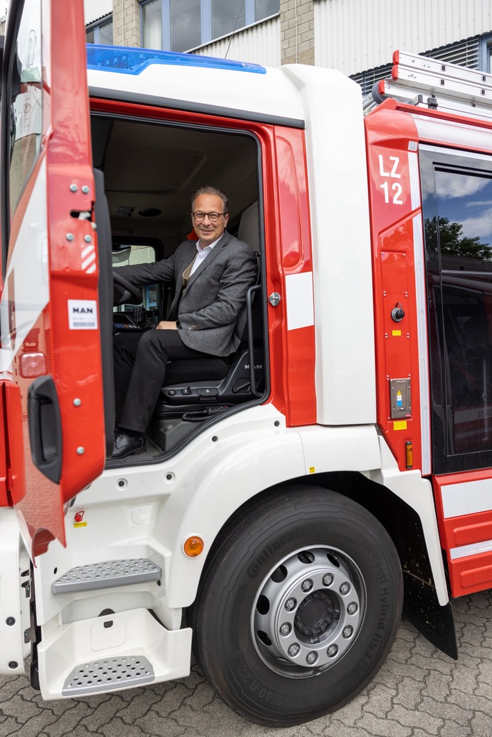 FW-NE: Fit für die Zukunft: Zwei neue Löschfahrzeuge für die Feuerwehr Neuss | Bürgermeister übergibt die Schlüssel