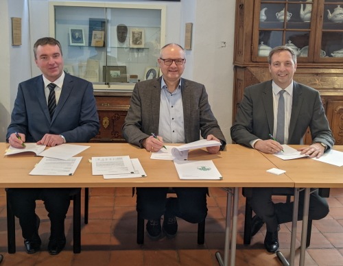 Vertrag für den FriedWald Hückeswagen unterzeichnet