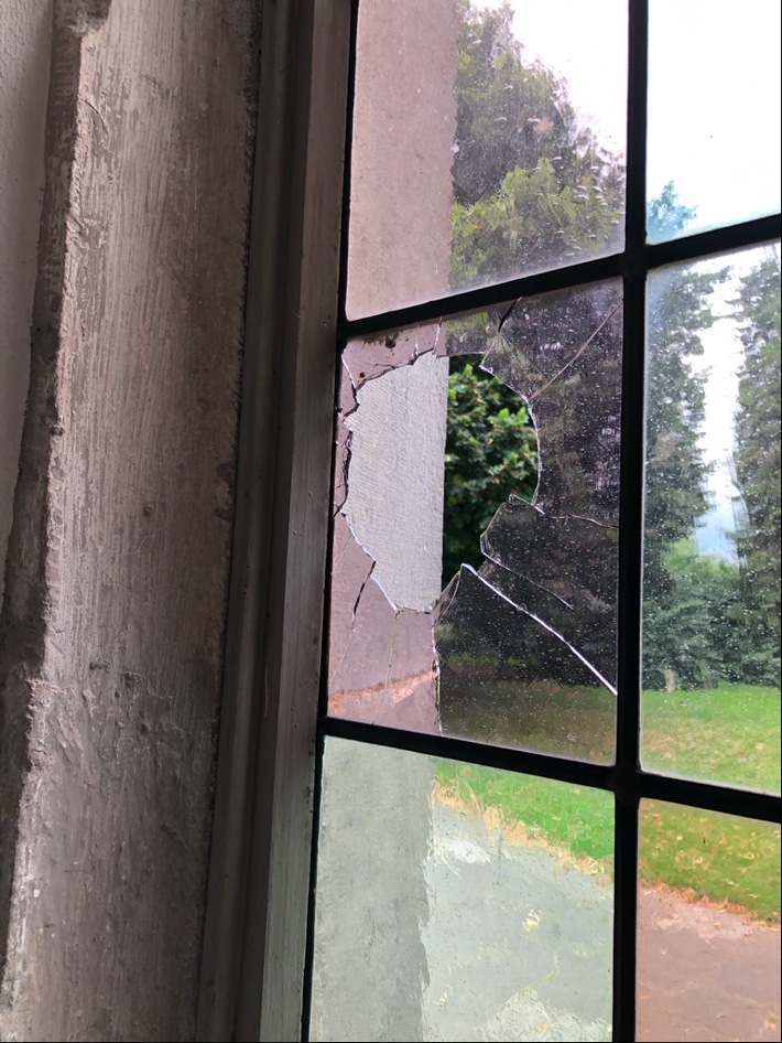 POL-MI: Unbekannte zertrümmern mehrere Fenster an Schulen und an der Dorfkirche