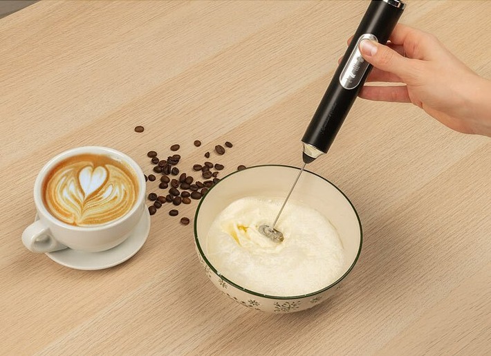 Rosenstein & Söhne 2in1-Akku-Milchaufschäumer & Quirl, 3 Geschwindigkeiten, 1.200 mAh: Fluffigen Milchschaum, Shakes etc. schnell und einfach selbst zubereiten
