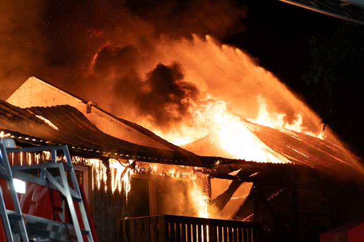 FW-SE: Wohngebäude durch Feuer komplett zerstört